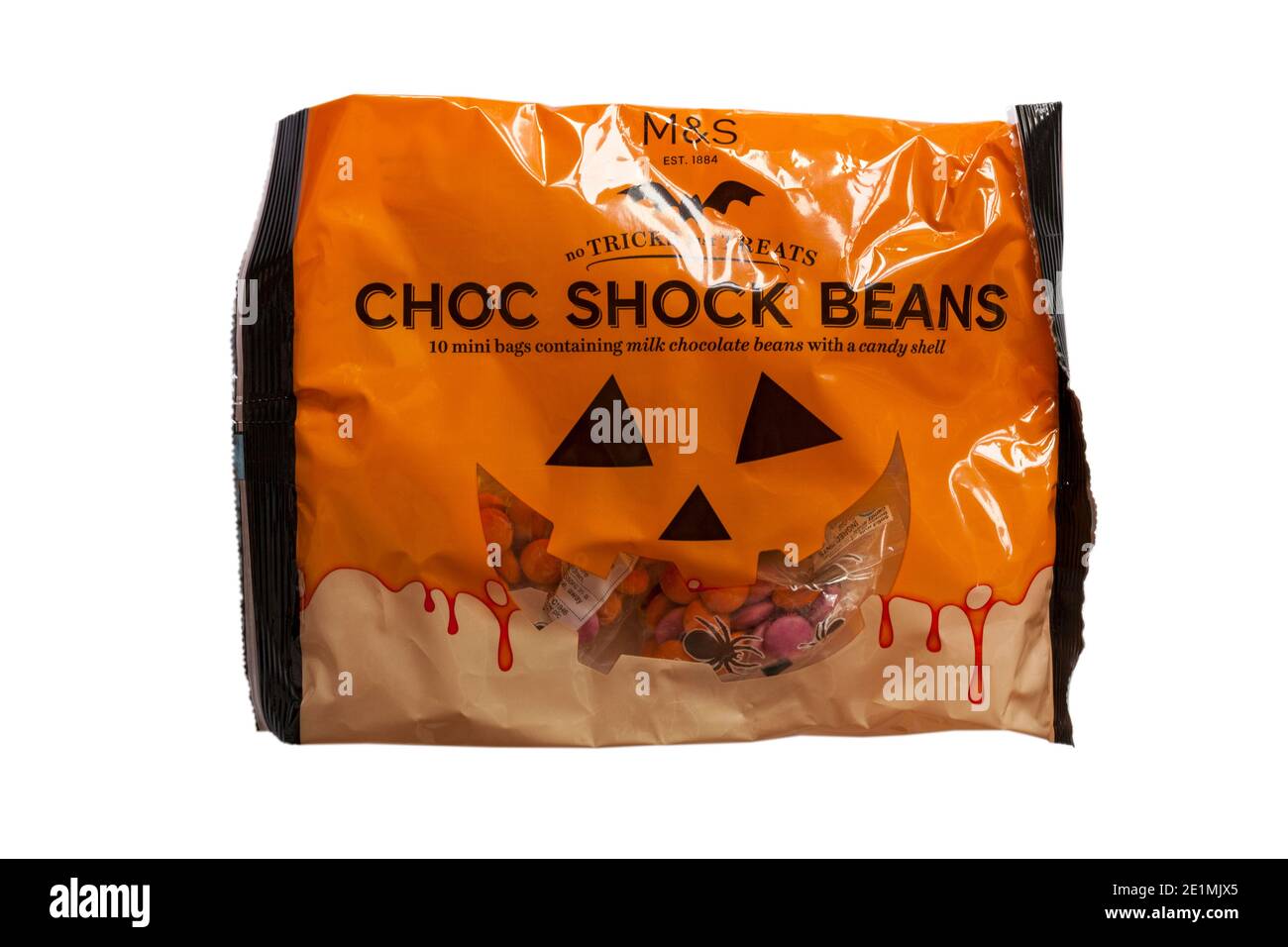 Sacchetto di chicchi di cioccolato al latte M&S Choc Shock Beans con una caramella guscio isolato su sfondo bianco - nessun trucchi Solo sorprese per Halloween Foto Stock