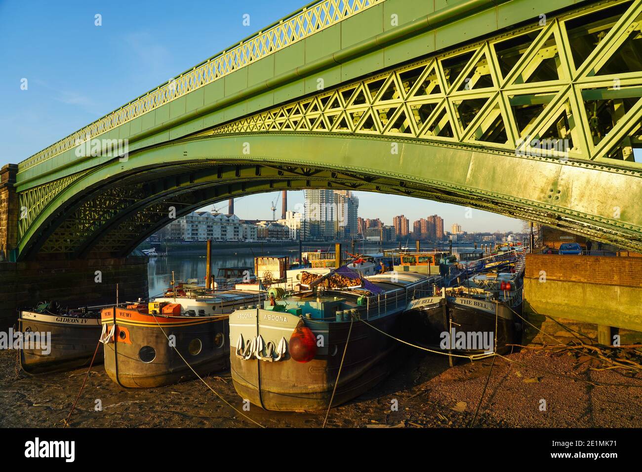 Una vista delle chiatte sul Tamigi a Wandsworth sotto il Ponte ferroviario di Battersea. Data foto: Giovedì 7 gennaio 2021. Foto: Roger Garfield/Alamy Foto Stock
