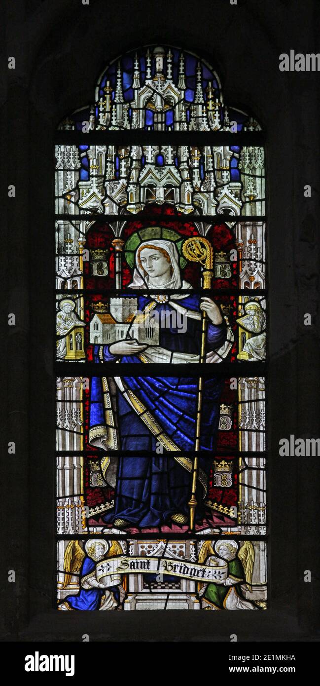 Una vetrata di Burlison e Gryll raffigurante Saint Bridget o Brigid of Kildare, Exeter Cathedral, Devon, Inghilterra Foto Stock