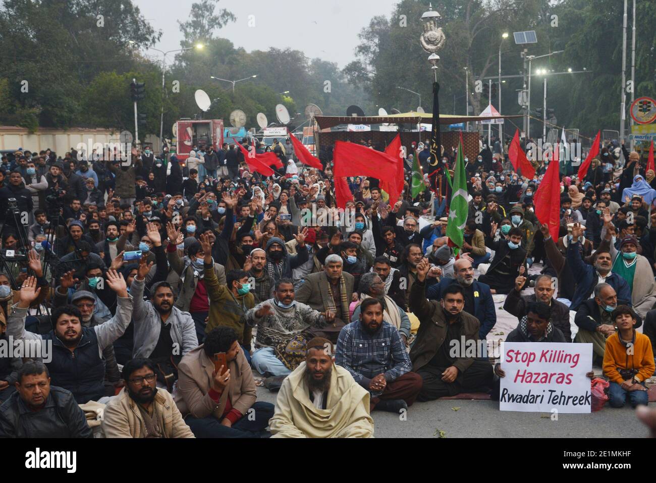 I musulmani sciiti pakistani protestano contro l'uccisione dei minatori Della comunità di Hazara sciita che sono stati uccisi in un Attacco di pistoleri a Lahore Foto Stock