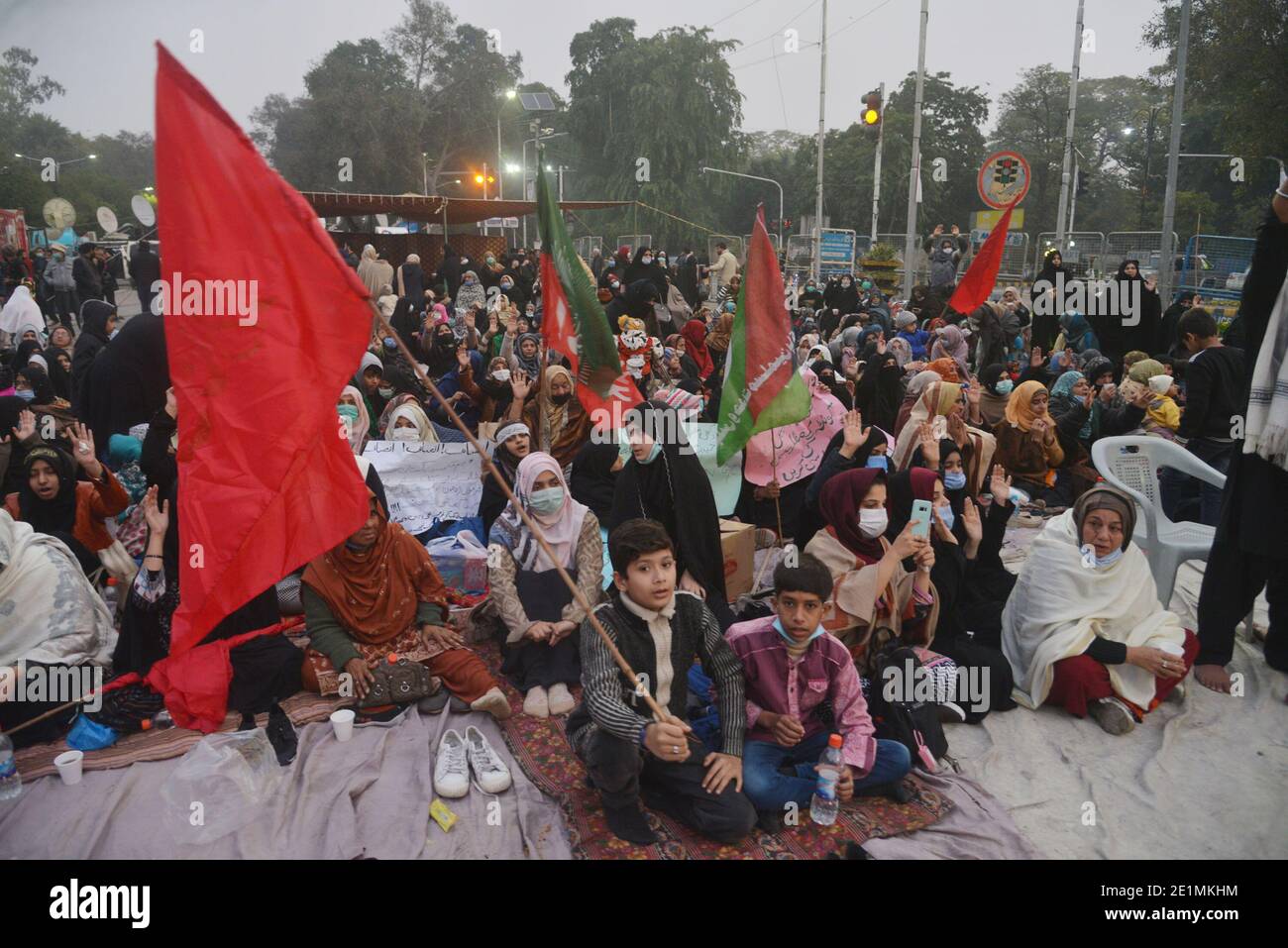 I musulmani sciiti pakistani protestano contro l'uccisione dei minatori Della comunità di Hazara sciita che sono stati uccisi in un Attacco di pistoleri a Lahore Foto Stock
