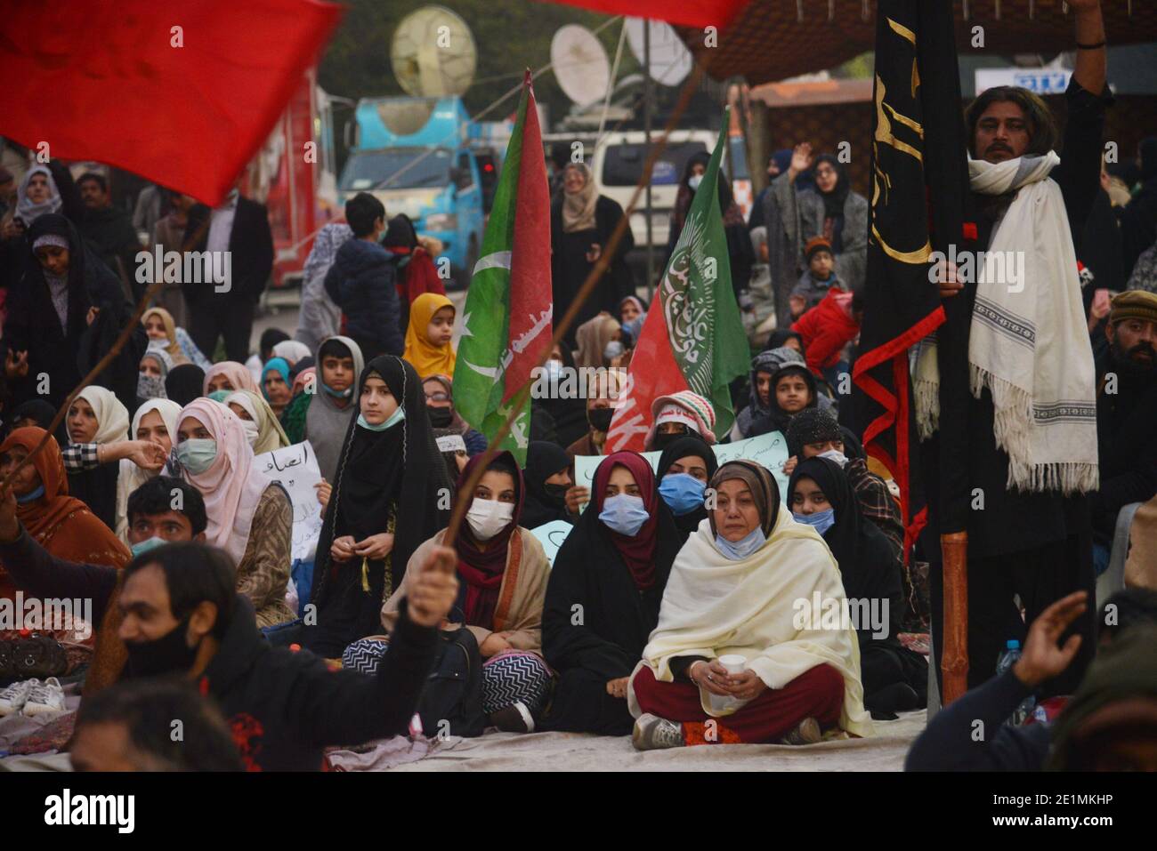 I musulmani sciiti pakistani protestano contro l'uccisione dei minatori Della comunità di Hazara sciita che sono stati uccisi in un Attacco di pistoleri a Lahore Foto Stock