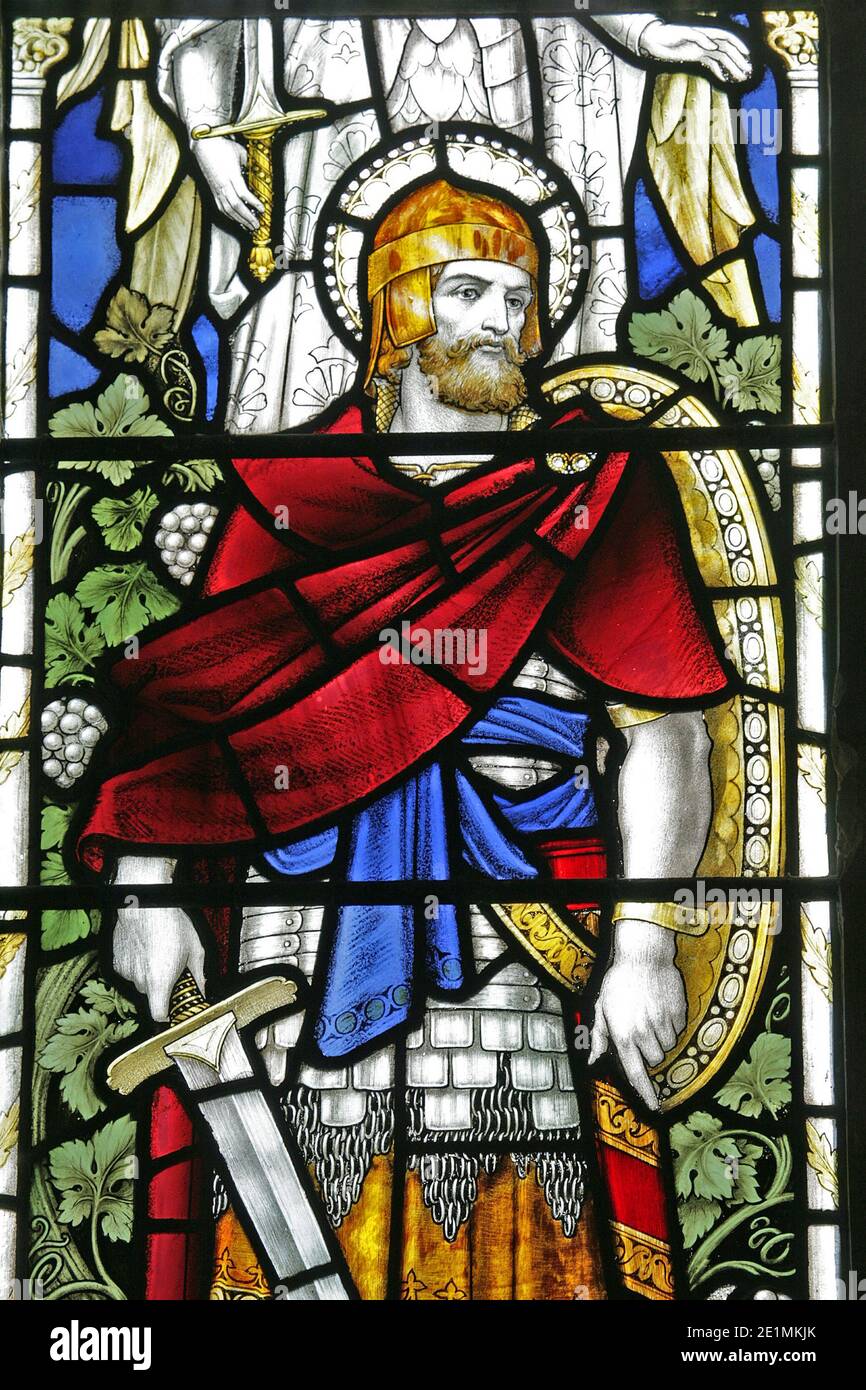 Una vetrata di J Powell & Sons of Whitefriars London raffigurante Joshua come Guerriero, All Saints Church, Warham, Norfolk Foto Stock