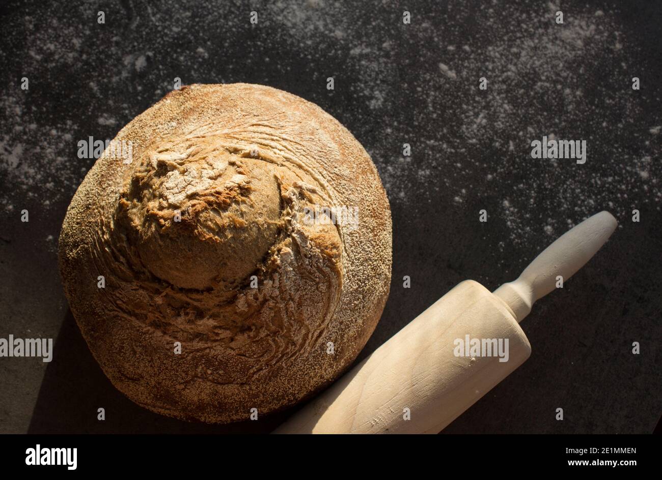 Primo piano di pane di pasta acida foto. Prodotti da forno freschi su un tavolo. Sfondo grigio con spazio per la copia. Delizioso pane integrale fatto in casa. Foto Stock