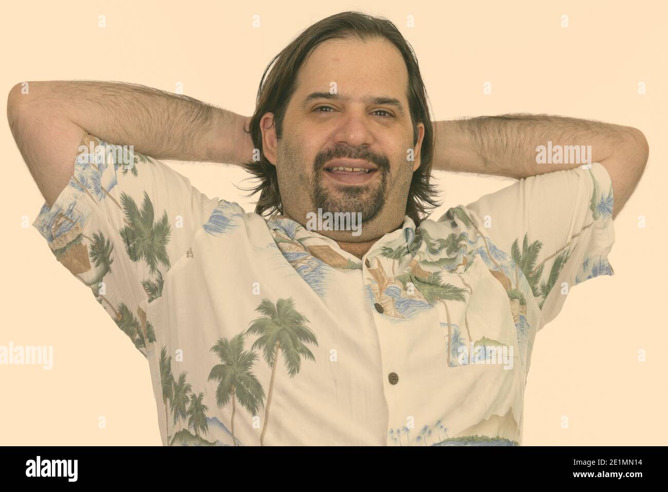 Felice fat uomo caucasico sorridente con le braccia sollevate sulla testa Foto Stock