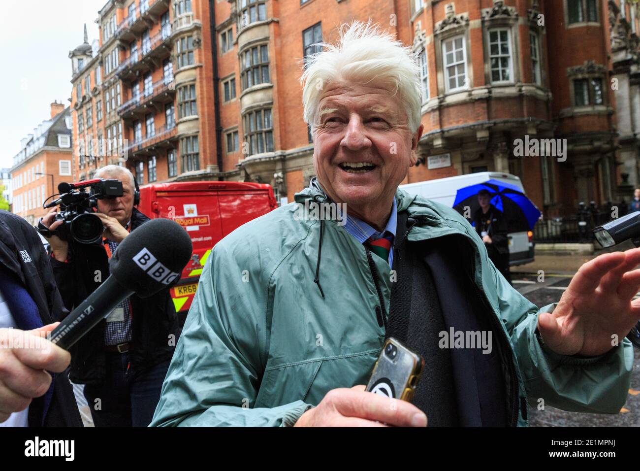 Stanley Johnson, padre del primo ministro Boris Johnson, parla con i media a Westminster, Londra, Regno Unito Foto Stock