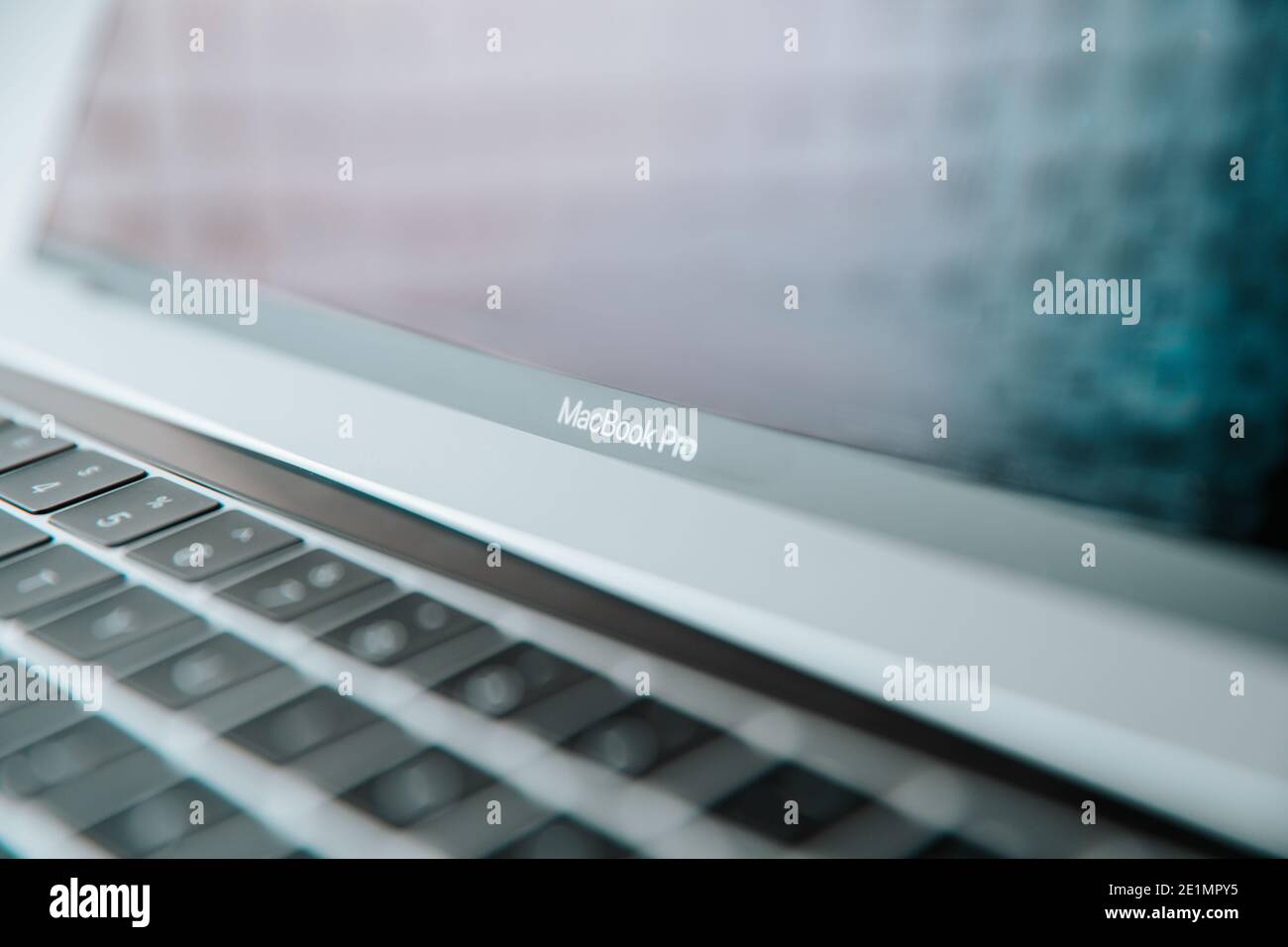 Bielorussia, Minsk - 13 luglio 2020: Apple Inc. Disegno del prodotto MacBook Pro grigio spazio . Nuova tecnologia. Foto Stock