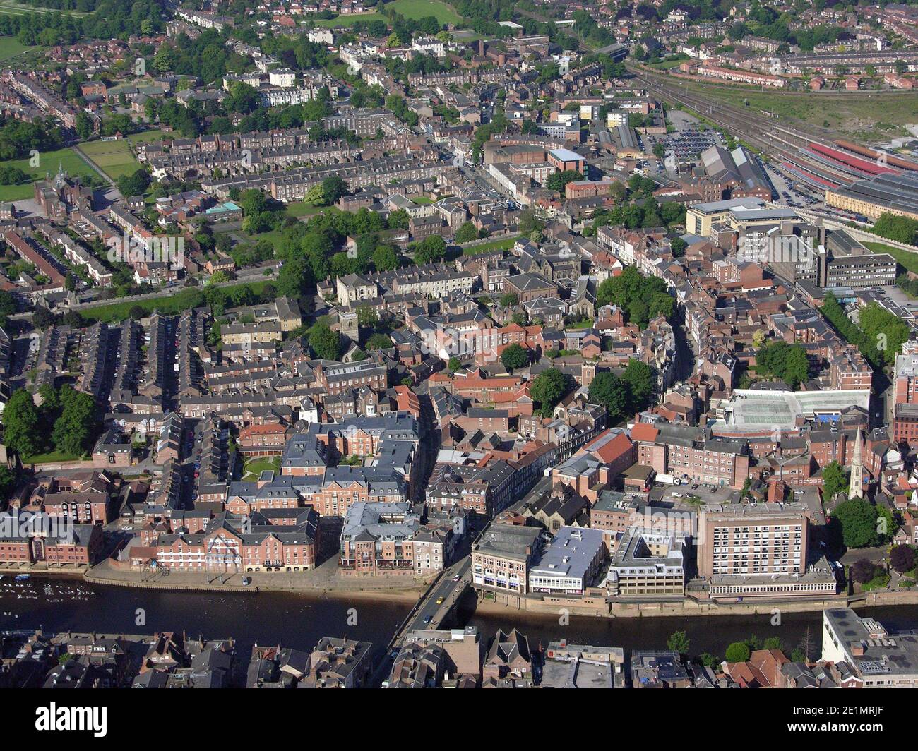 Vista aerea dell'entrata della città di York dall'alto del fiume Ouse guardando verso est su basso Ousegate e alto Ousegate da Bridge Street Foto Stock