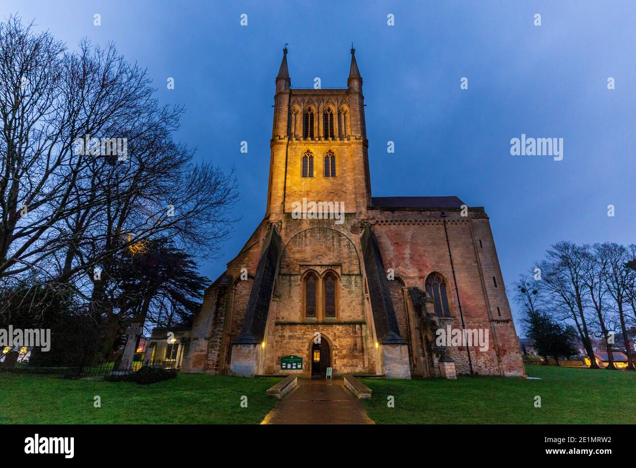 Una vista invernale della chiesa illuminata dell'abbazia di Pershore, Worcestershire, Inghilterra Foto Stock