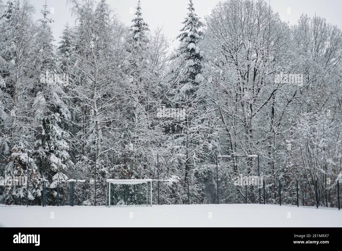 Eifel, PrŸm, 02.01.21: Feature Winterlandschaft in der Eifel, zugeschneiter Bolzplatz am Rande Eines Waldes. Foto Stock