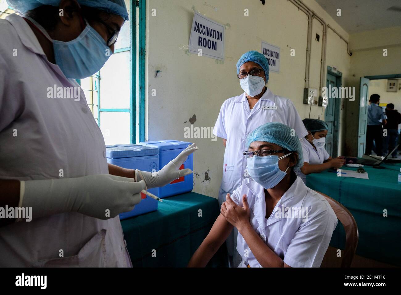 Kolkata, India. 8 gennaio 2021. Un volontario di vaccinazione spiega tutte le fasi necessarie prima di iniettare il vaccino ad un operatore di prima linea. La corsa secca del vaccino COVID-19 sta avvenendo in tutto il Bengala occidentale con tre siti a Kolkata, 69 nel Bengala occidentale. Secondo i funzionari del dipartimento sanitario, la vaccinazione di massa inizierà molto presto in India. Credit: SOPA Images Limited/Alamy Live News Foto Stock