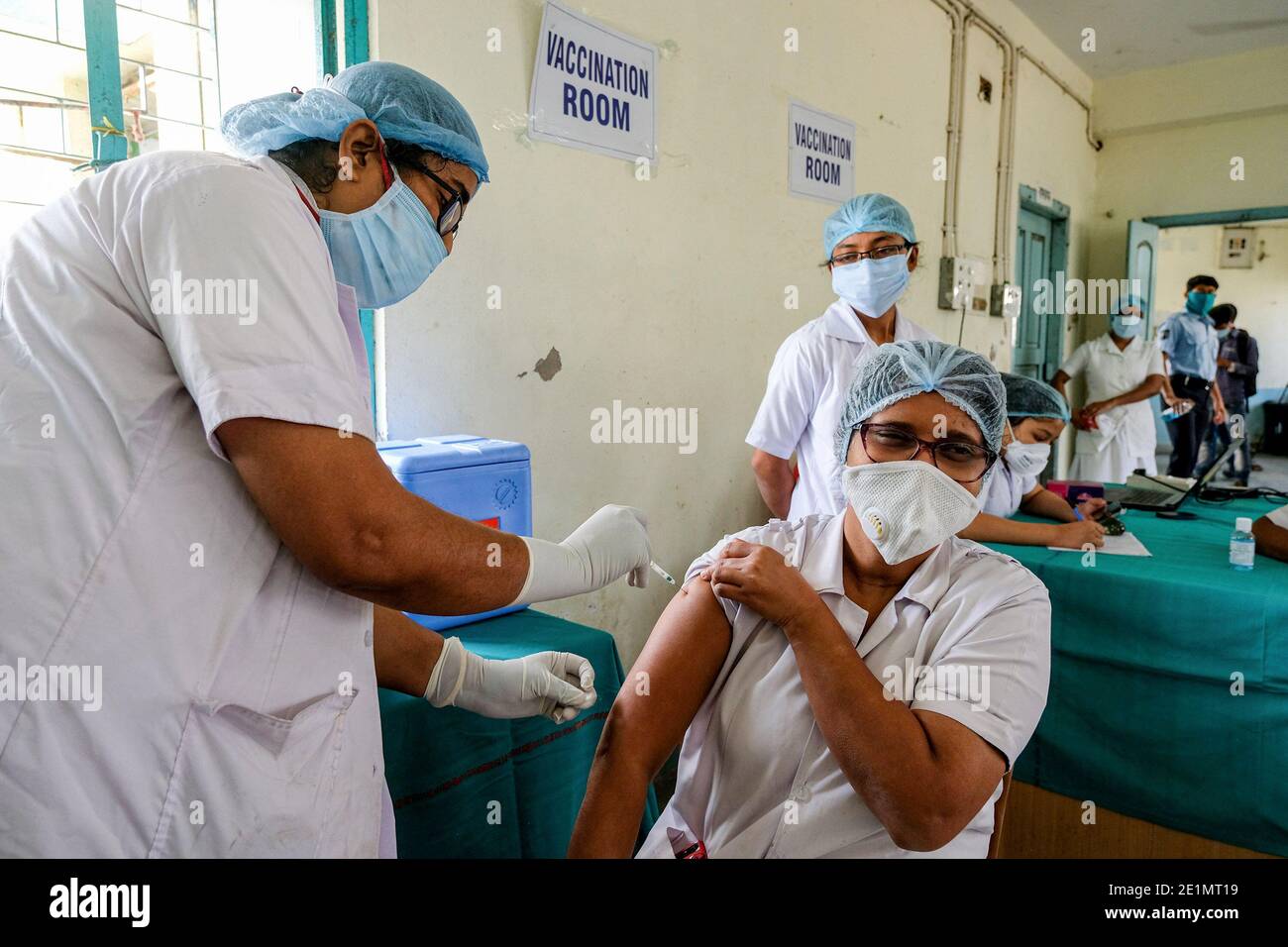 Kolkata, India. 8 gennaio 2021. Un volontario di vaccinazione sta vaccinando un operatore in prima linea durante il ciclo a secco del vaccino COVID-19. La corsa secca del vaccino COVID-19 sta avvenendo in tutto il Bengala occidentale con tre siti a Kolkata, 69 nel Bengala occidentale. Secondo i funzionari del dipartimento sanitario, la vaccinazione di massa inizierà molto presto in India. Credit: SOPA Images Limited/Alamy Live News Foto Stock