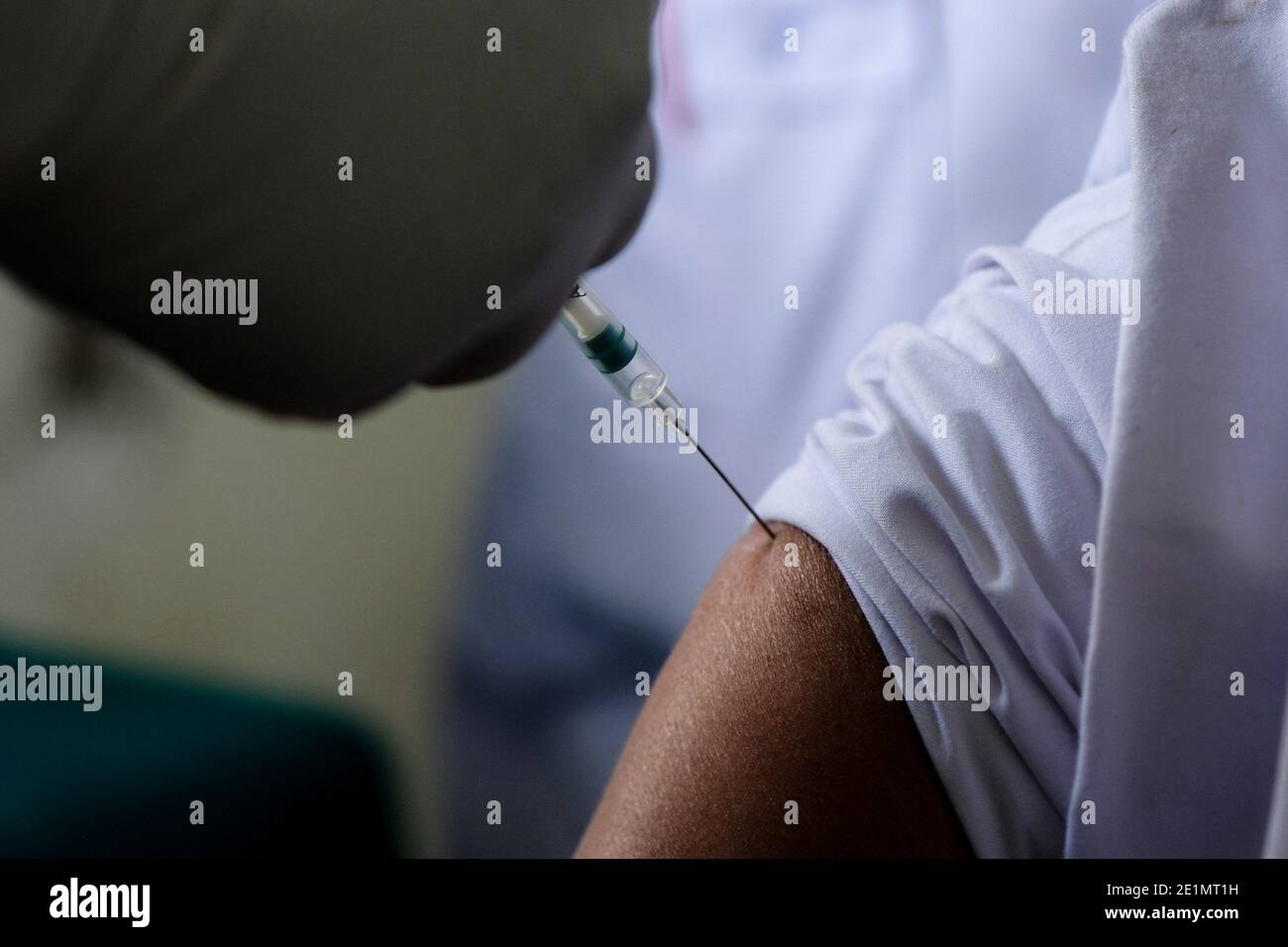 Kolkata, India. 8 gennaio 2021. Un volontario di vaccinazione sta vaccinando un operatore in prima linea durante il ciclo a secco del vaccino COVID-19. La corsa secca del vaccino COVID-19 sta avvenendo in tutto il Bengala occidentale con tre siti a Kolkata, 69 nel Bengala occidentale. Secondo i funzionari del dipartimento sanitario, la vaccinazione di massa inizierà molto presto in India. Credit: SOPA Images Limited/Alamy Live News Foto Stock