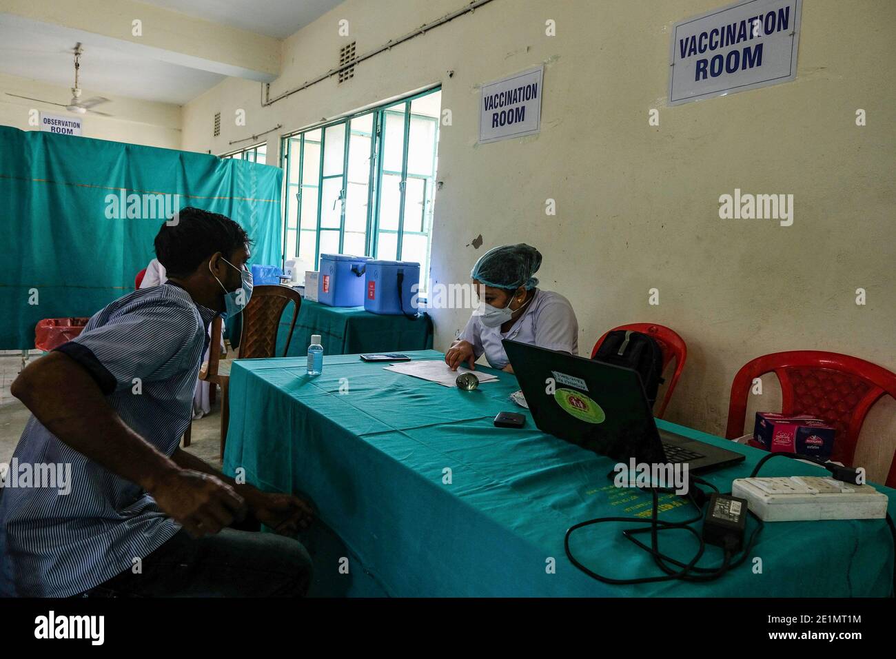 Kolkata, India. 8 gennaio 2021. Un volontario di vaccinazione che verifica la prova d'identità di un lavoratore in prima linea prima della vaccinazione. La corsa secca del vaccino COVID-19 sta avvenendo in tutto il Bengala occidentale con tre siti a Kolkata, 69 nel Bengala occidentale. Secondo i funzionari del dipartimento sanitario, la vaccinazione di massa inizierà molto presto in India. Credit: SOPA Images Limited/Alamy Live News Foto Stock