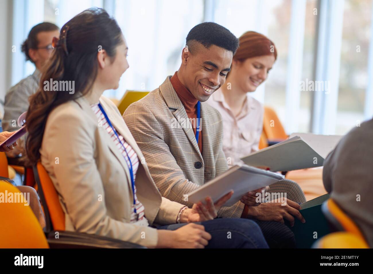 Uomini d'affari che leggono documenti in una riunione in un'atmosfera piacevole in una sala conferenze. Persone, lavoro, azienda, business concept. Foto Stock