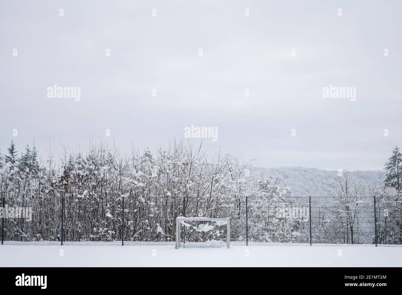 Eifel, PrŸm, 02.01.21: Feature Winterlandschaft in der Eifel, zugeschneiter Bolzplatz am Rande Eines Waldes. Foto Stock