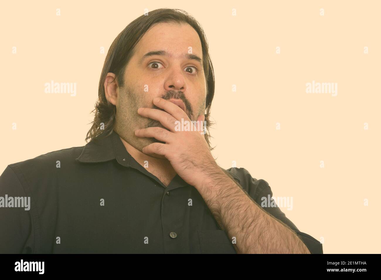 Fat uomo caucasico guardando scioccato con la mano la bocca di copertura Foto Stock