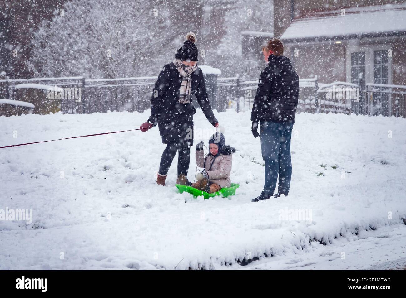 Bradford, West Yorkshire, Regno Unito. 8 gennaio 2021. Un bambino ama slittare mentre la neve fitta continua a cadere a Bradford. Foto Stock