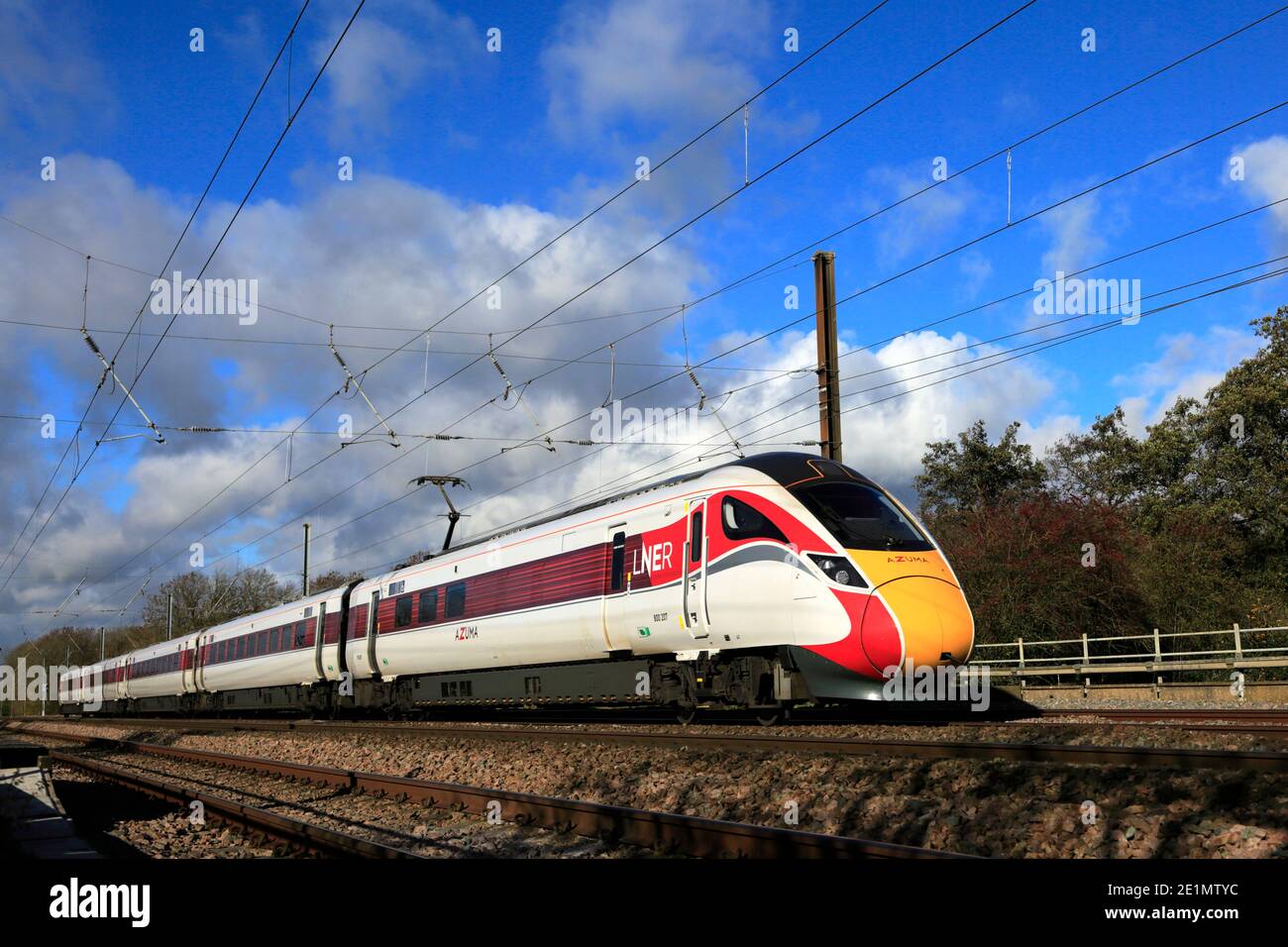 LNER, treno Azuma 800 Class, East Coast Main Line Railway, Peterborough, Cambridgeshire, Inghilterra, Regno Unito Foto Stock