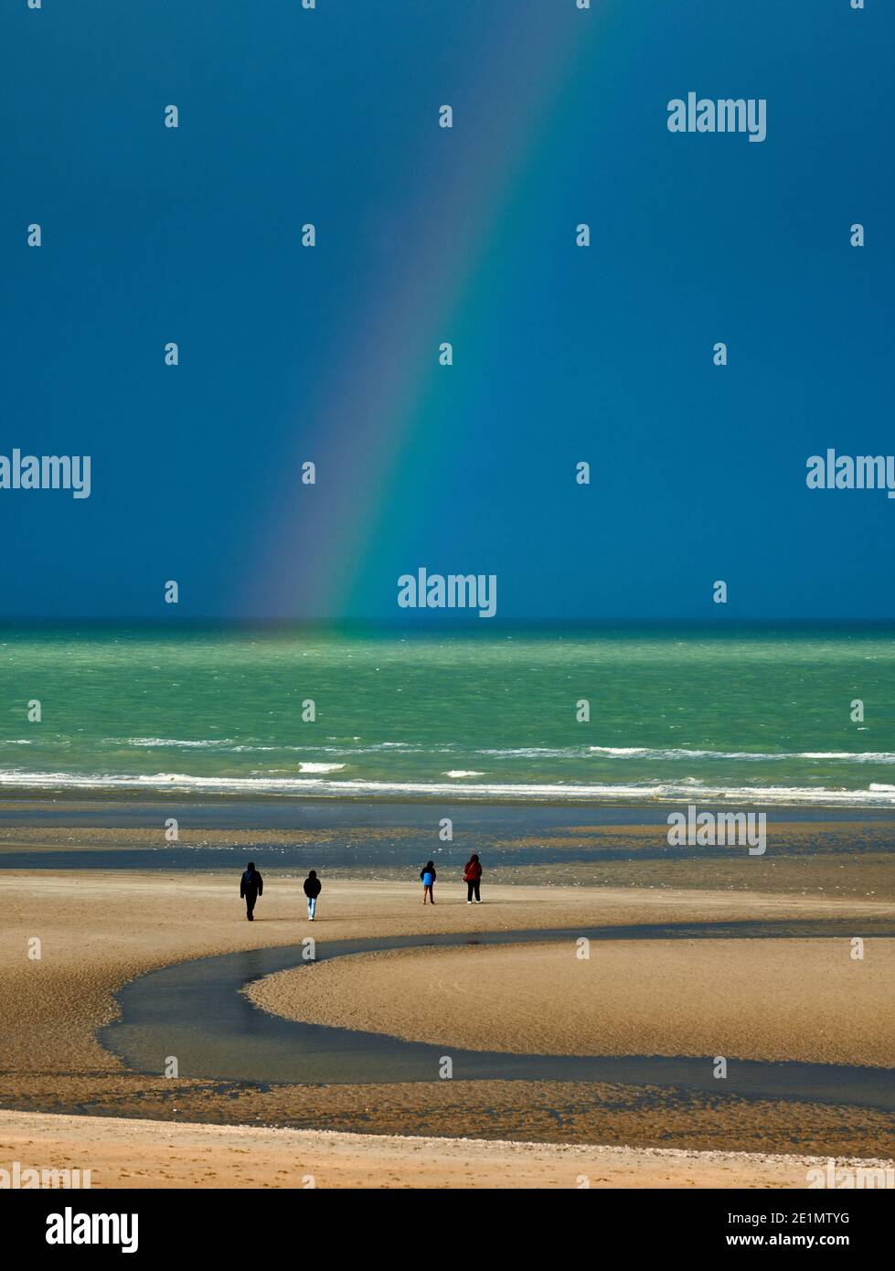 Costa delle Fiandre con arcobaleno Foto Stock