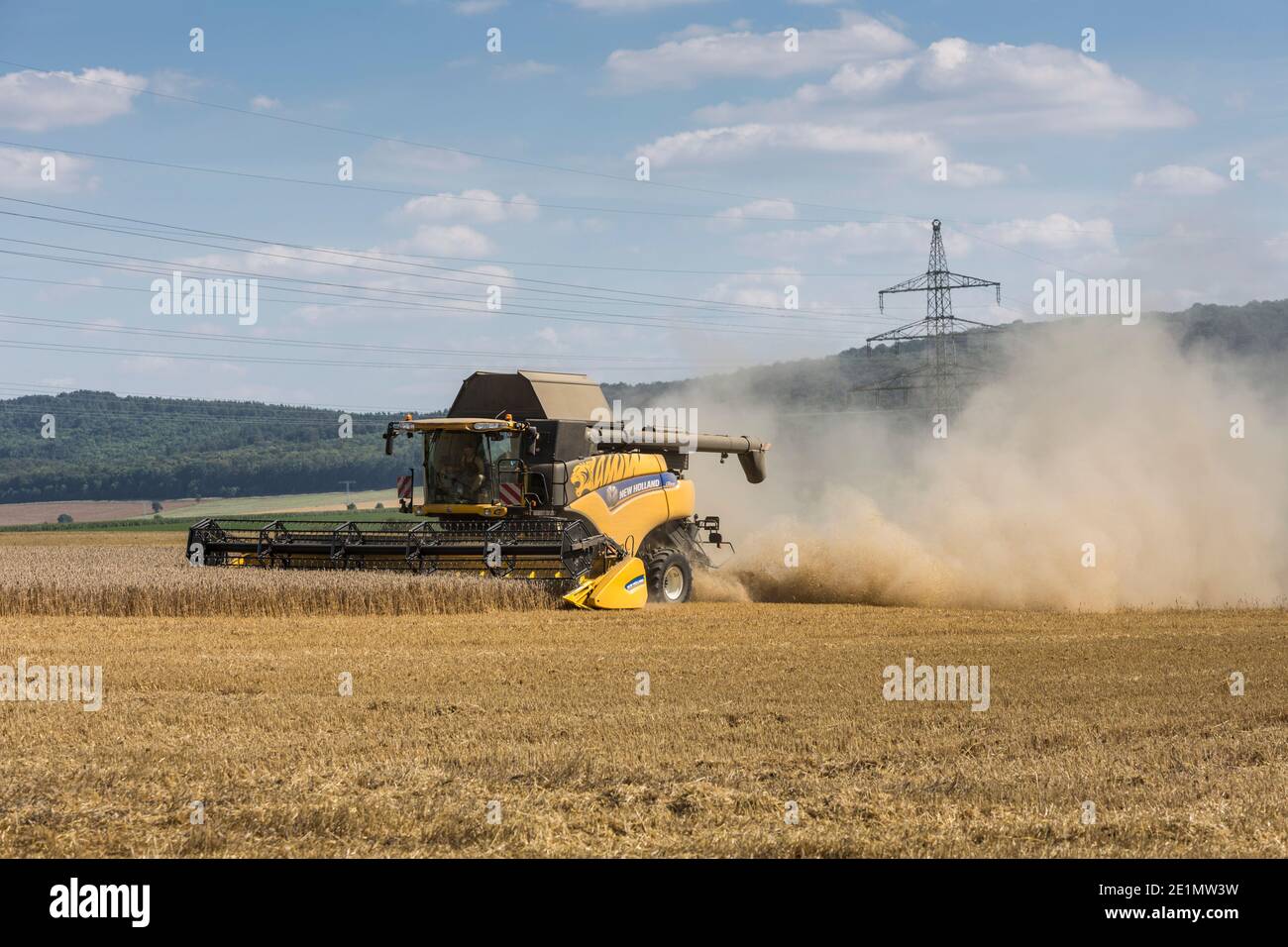 Una mietitrebbia New Holland che lavora in un campo a Eisenach, in Germania Foto Stock