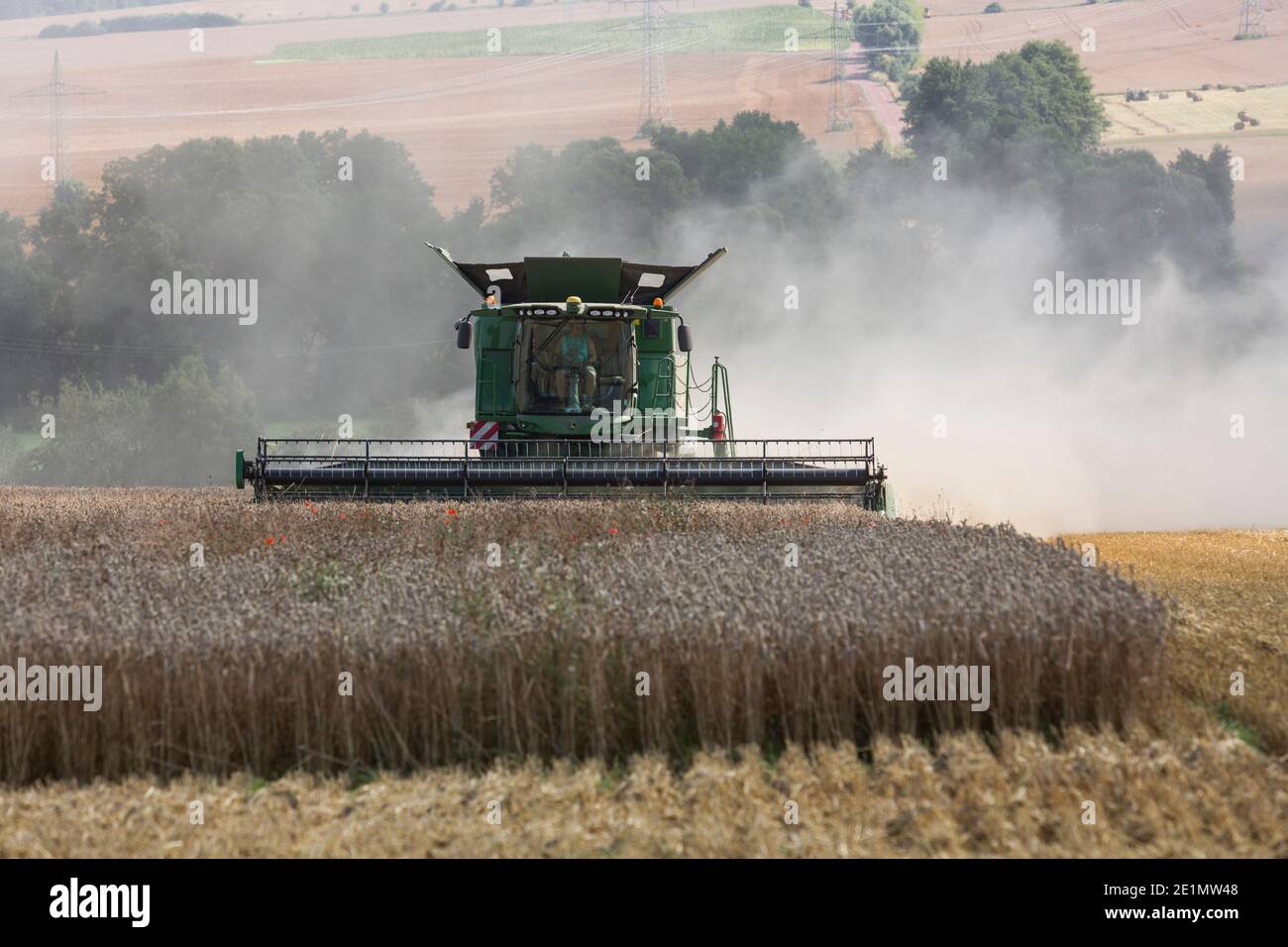 Vista frontale di una mietitrebbia John Deere che lavora in un campo a Eisenach, Germania Foto Stock