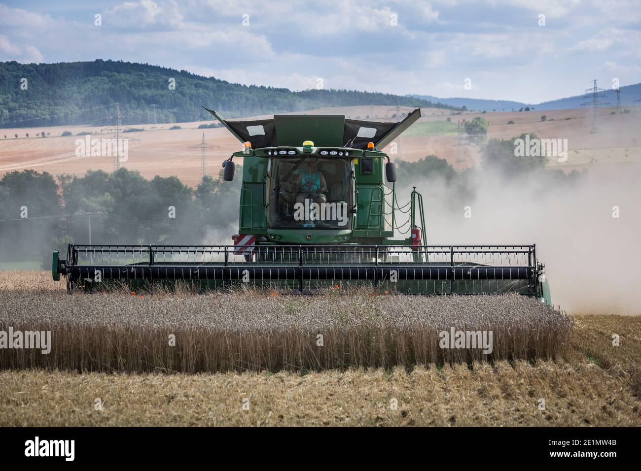 Vista frontale di una mietitrebbia John Deere che lavora in un campo a Eisenach, Germania Foto Stock