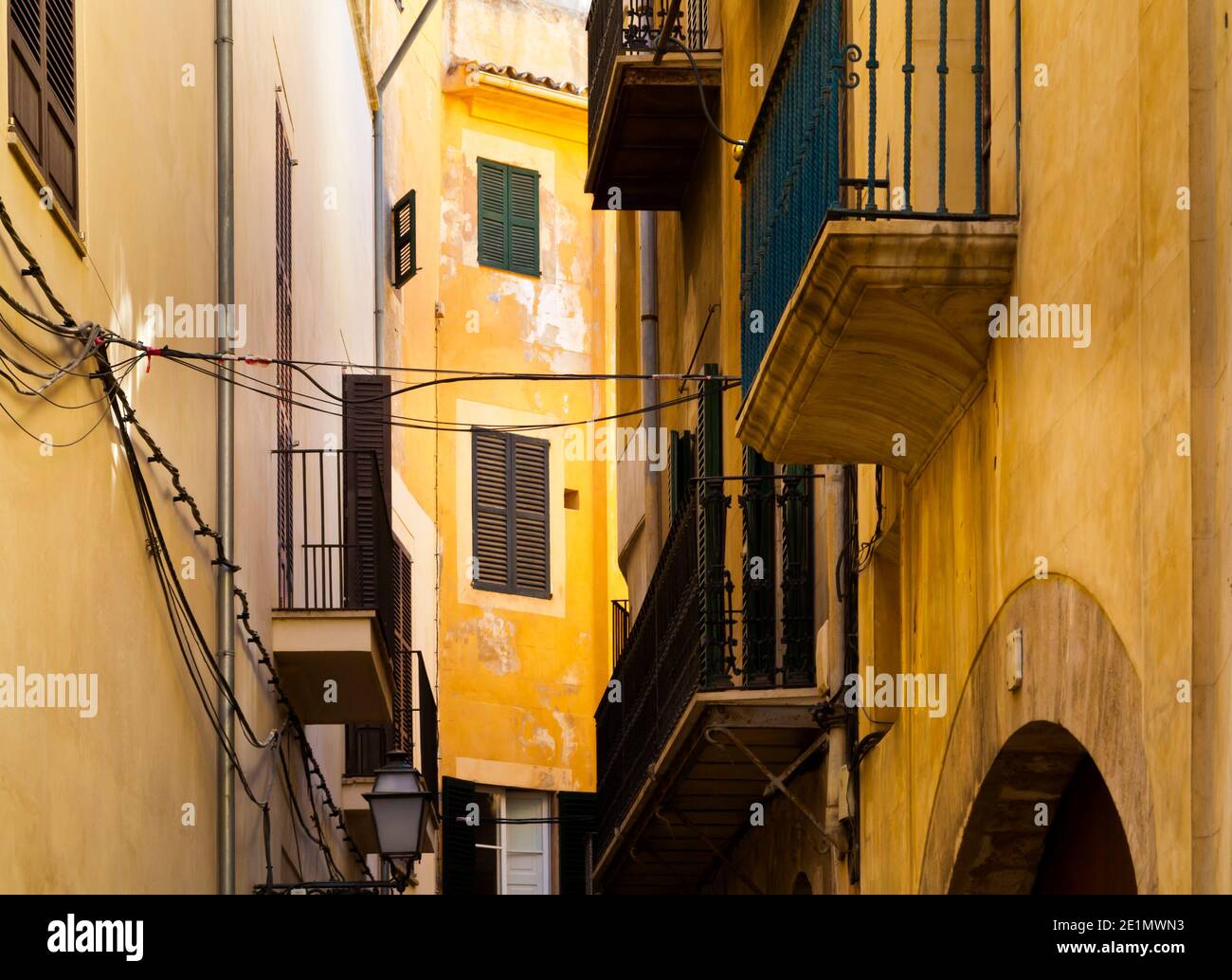 Strade strette con case e finestre chiuse nel SA Portella del centro storico di Palma Mallorca Isole Baleari Spagna Foto Stock