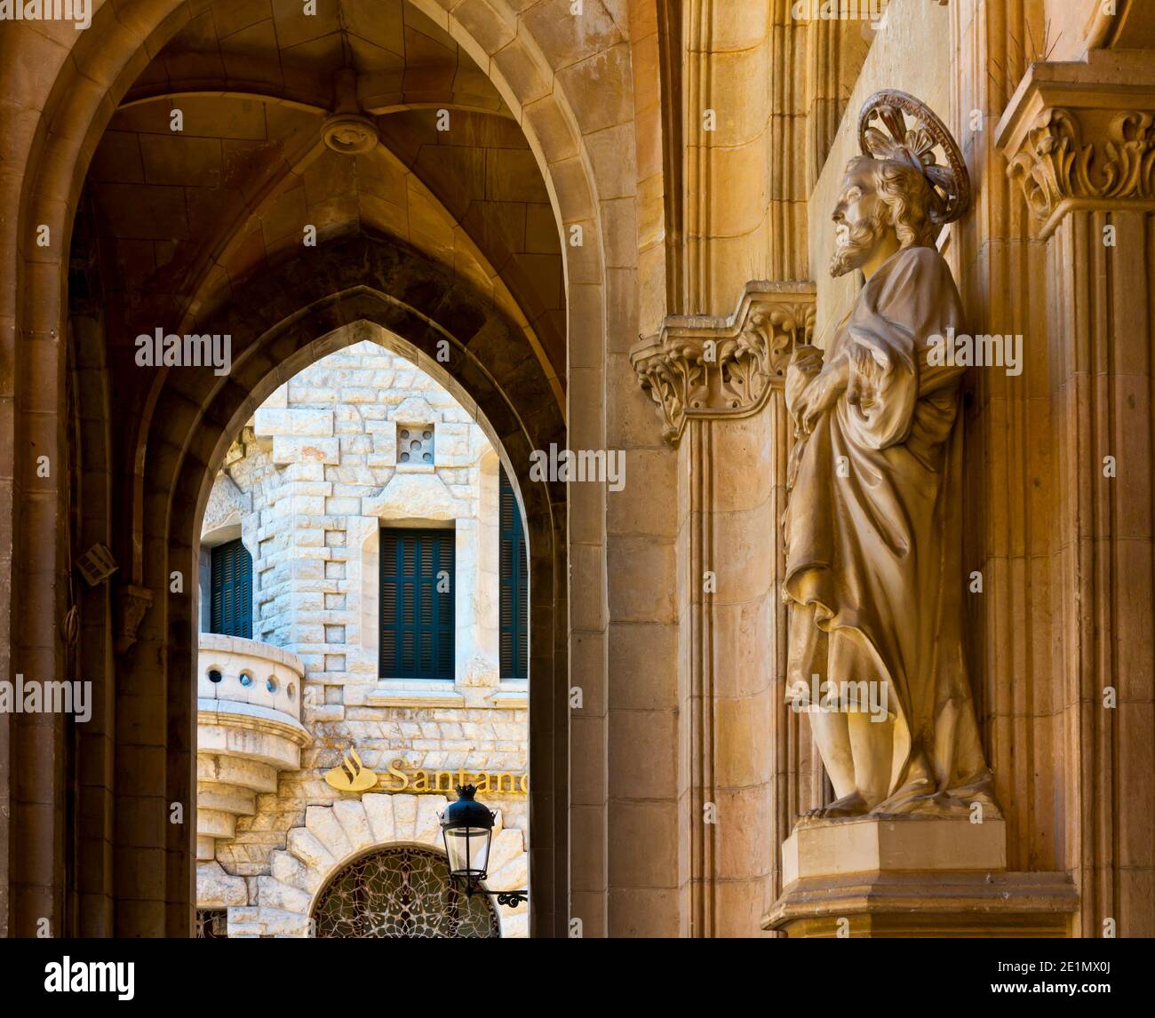 Esterno dell'esglesia de Sant Bartomeu una chiesa barocca nel centro di Soller Mallorca Spagna con una facciata modernista progettata da Joan Rubio 1904. Foto Stock