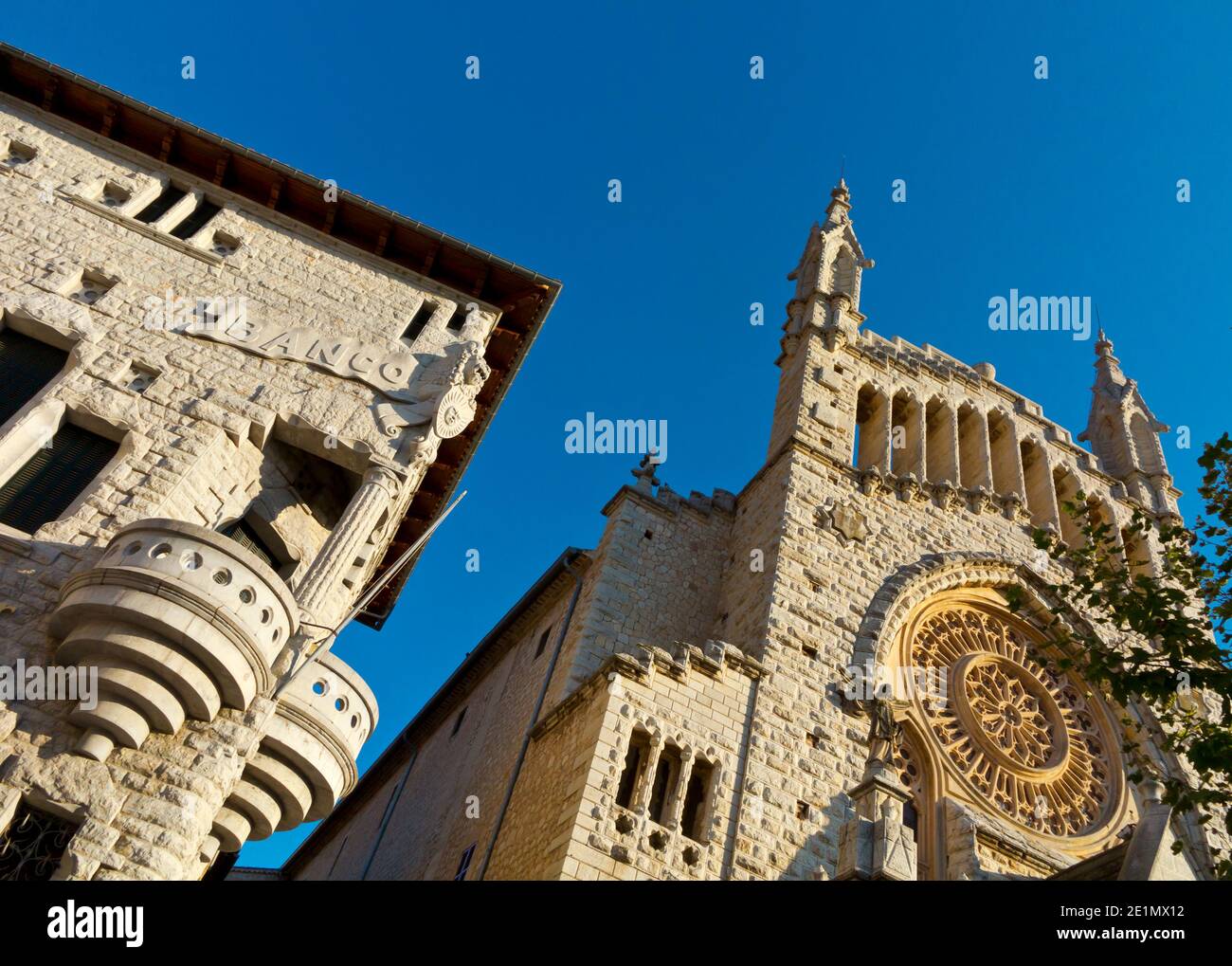 Esterno dell'esglesia de Sant Bartomeu una chiesa barocca nel centro di Soller Mallorca Spagna con una facciata modernista progettata da Joan Rubio 1904. Foto Stock