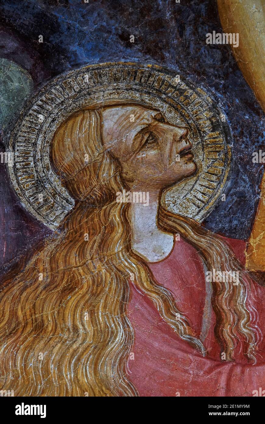 Maria Maddalena con lunghi capelli dorati. Particolare dell'affresco della crocifissione del 1400 nella Chiesa di Sant'Agostino a Volterra, Toscana, Italia, attribuito all'artista fiorentino tardo gotico e rinascimentale Stefano d'Antonio di Vanni (1405-1483). Foto Stock