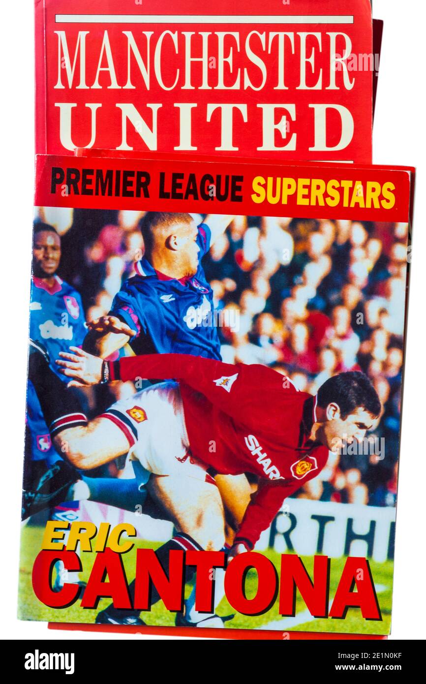 Pila di libri di calcio ben utilizzati Manchester United con Premier League Superstars Eric Cantona libro in alto Foto Stock