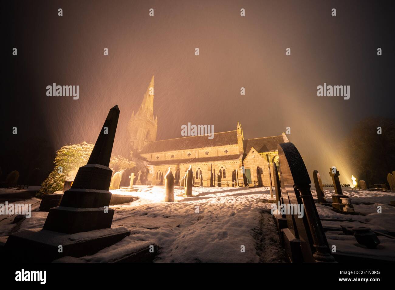 St Peter's Church, Belmont, Lancashire, Inghilterra, Regno Unito. Chiesa d'Inghilterra, diocesi di Manchester. I terreni della Chiesa illuminati di notte nella neve Foto Stock