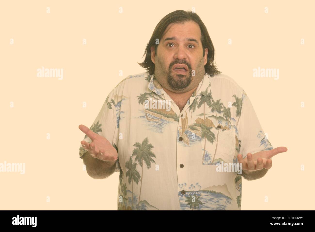 Fat uomo caucasico cercando confuso con entrambe le braccia sollevate Foto Stock