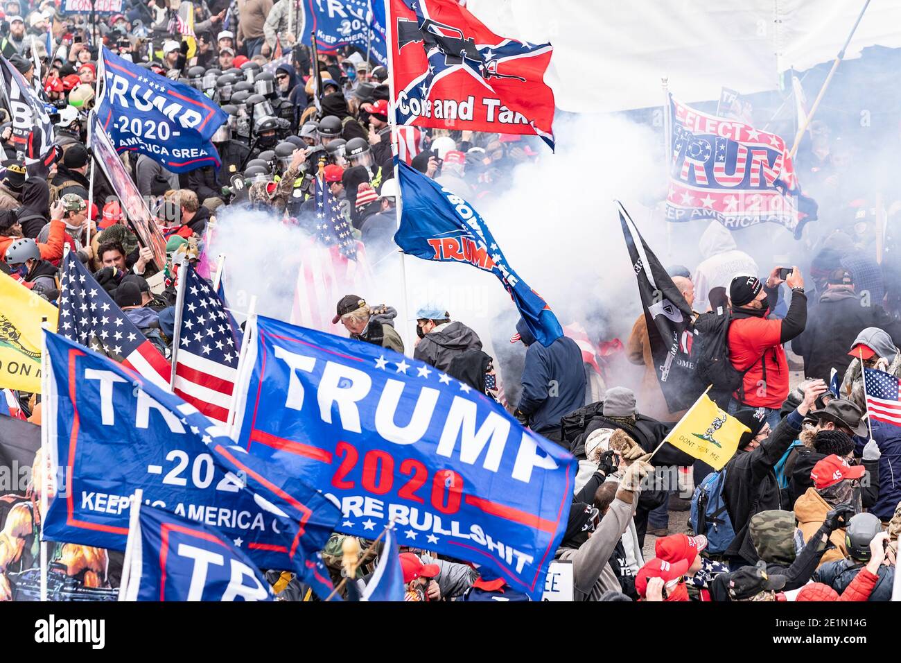 Washington DC, Stati Uniti. 06 gennaio 2021. Il fumo aumenta dopo che la polizia dell'esplosore ha usato la pistola a pepper-spruzzo contro i manifestanti Pro-Trump radunano intorno all'edificio del Campidoglio prima che lo violassero e lo superassero. L'invasione illegale ha causato quattro morti di manifestanti, 50 agenti di polizia sono stati feriti e un sacco di proprietà danneggiate. (Foto di Lev Radin/Pacific Press) Credit: Pacific Press Media Production Corp./Alamy Live News Foto Stock