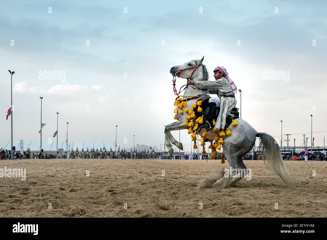 Saudi Arab Horse Rider in un tradizionale safari nel deserto in abqaiq Arabia Saudita. 10 gennaio 2020. Messa a fuoco selettiva sullo sfondo del soggetto sfocato Foto Stock