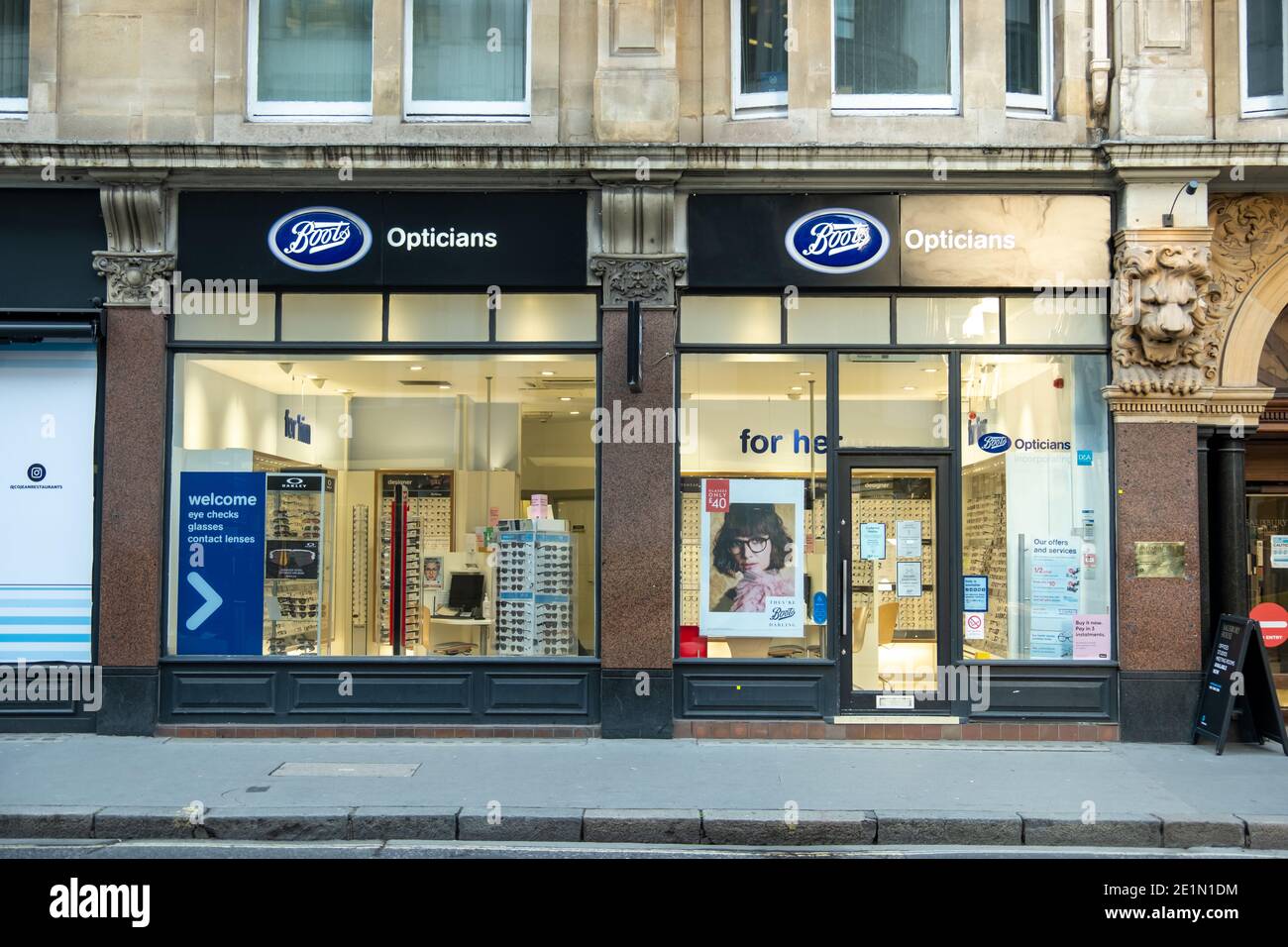 London- Boots Opticians, filiale del rivenditore britannico di alta strada Boots Foto Stock