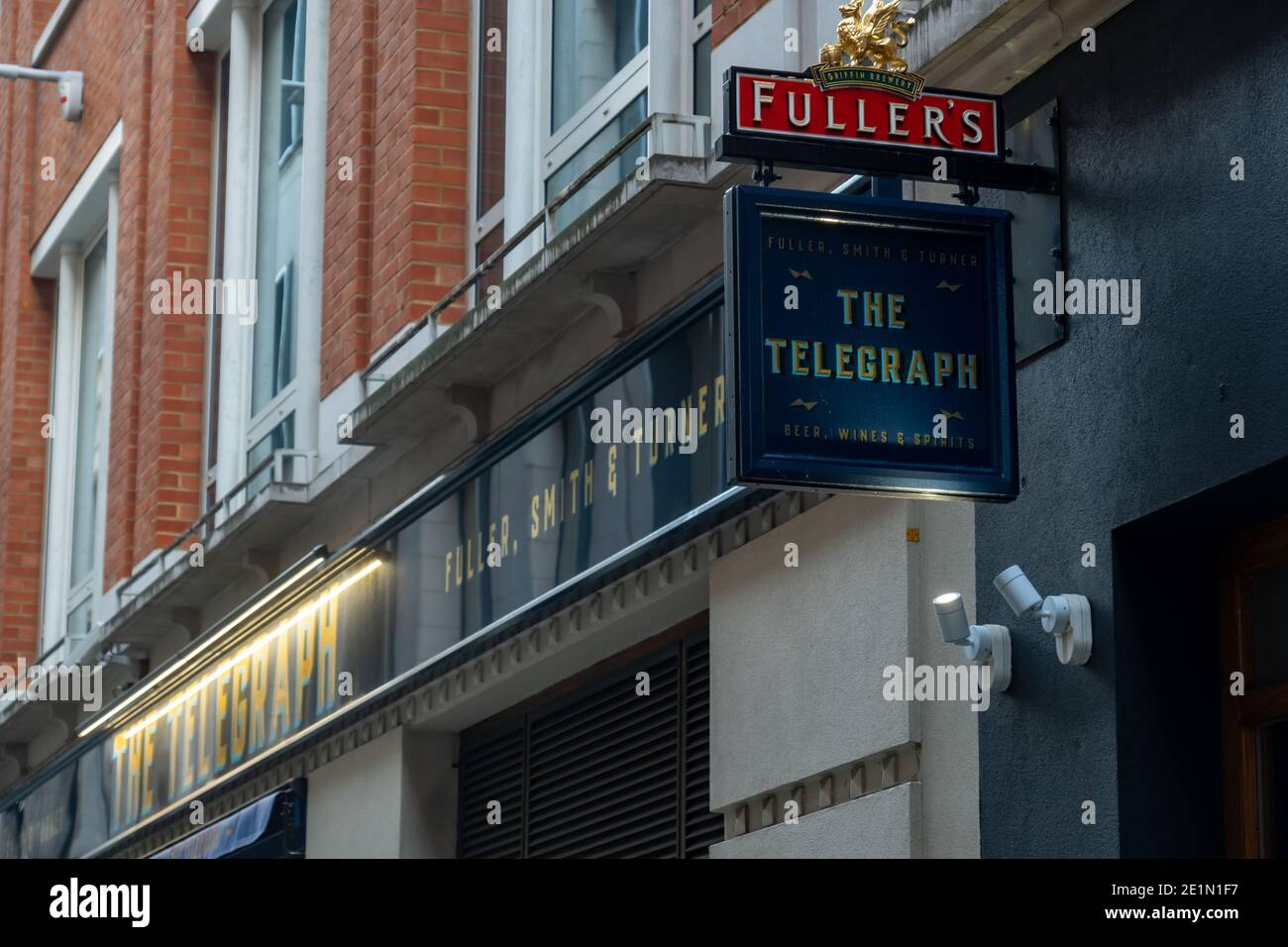 Londra- il cartello del pub Telegraph, un pub della fabbrica di birra Fullers nella città di Londra Foto Stock