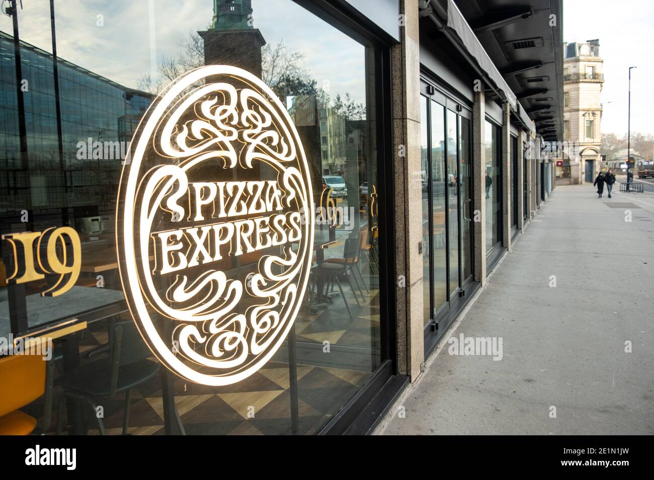 Londra - Gennaio 2021: Logo Pizza Express. Una grande catena di ristoranti per pizza a base britannica Foto Stock