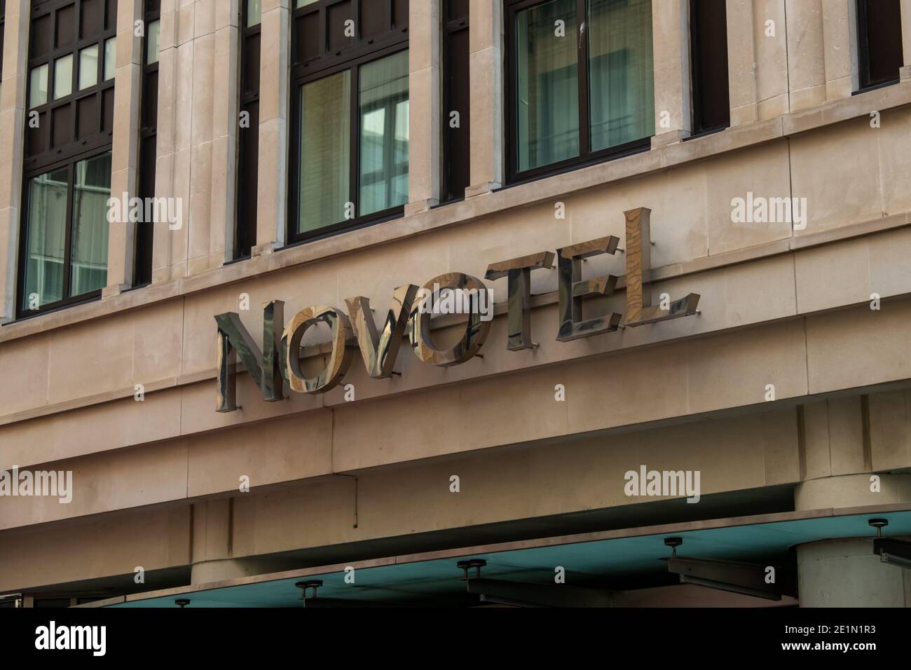 Londra - Novotel Hotel Signage, una catena alberghiera moderna e globale  Foto stock - Alamy