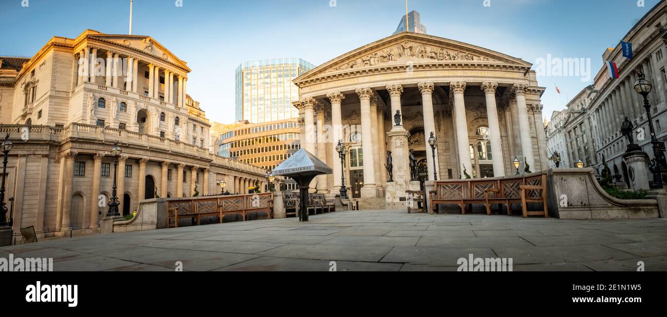 Londra - Gennaio 2021: Vista panoramica della Banca d'Inghilterra e dell'edificio della Royal Exchange nella Città di Londra Foto Stock