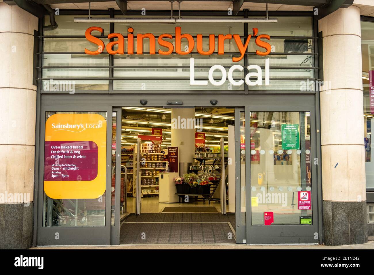 Londra- ingresso locale e segnaletica di Sainsbury, una delle principali catene di supermercati britanniche Foto Stock