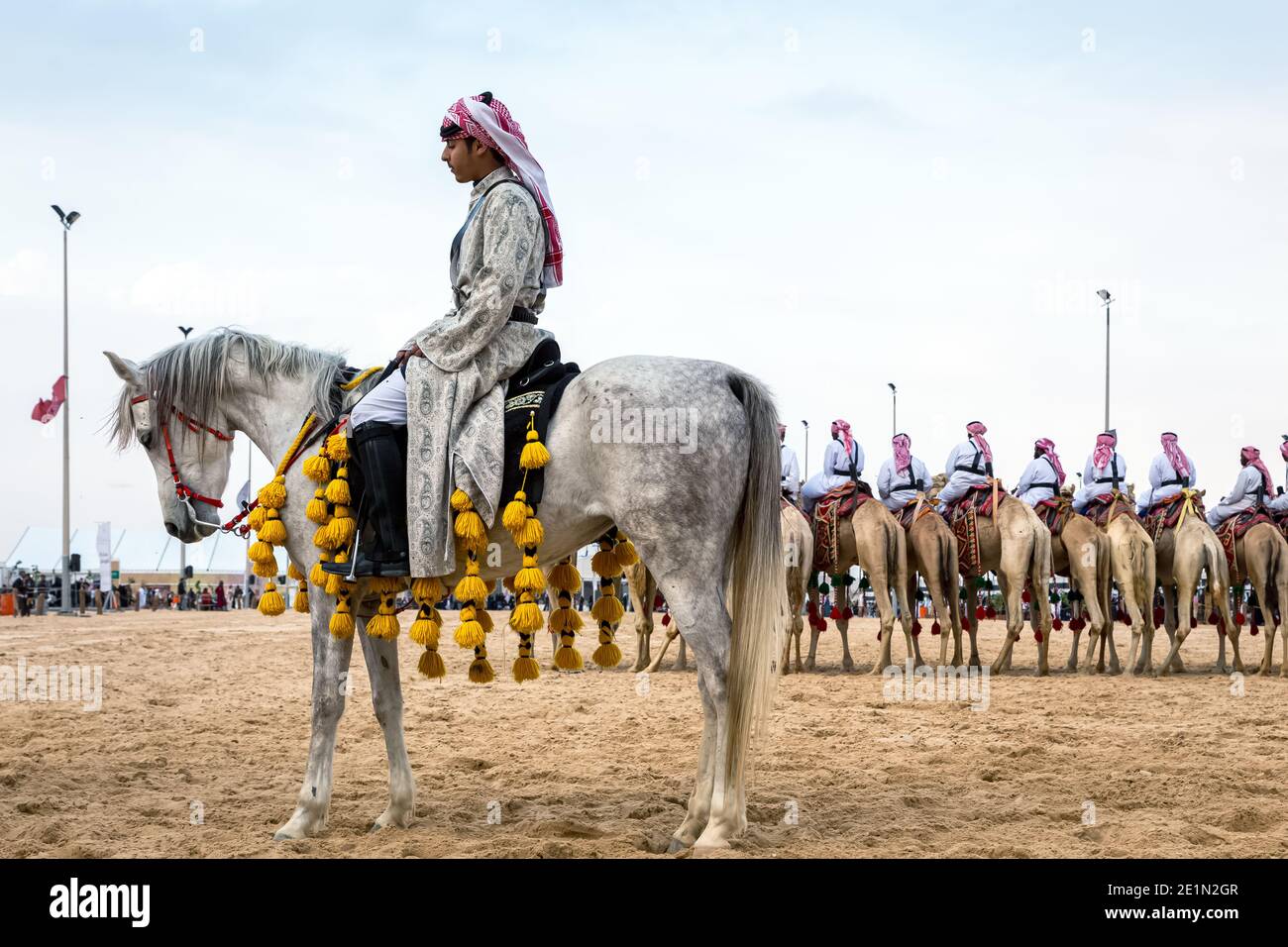 Saudi Arab Horse Rider in un tradizionale safari nel deserto in abqaiq Arabia Saudita. 10 gennaio 2020. Messa a fuoco selettiva sullo sfondo del soggetto sfocato Foto Stock