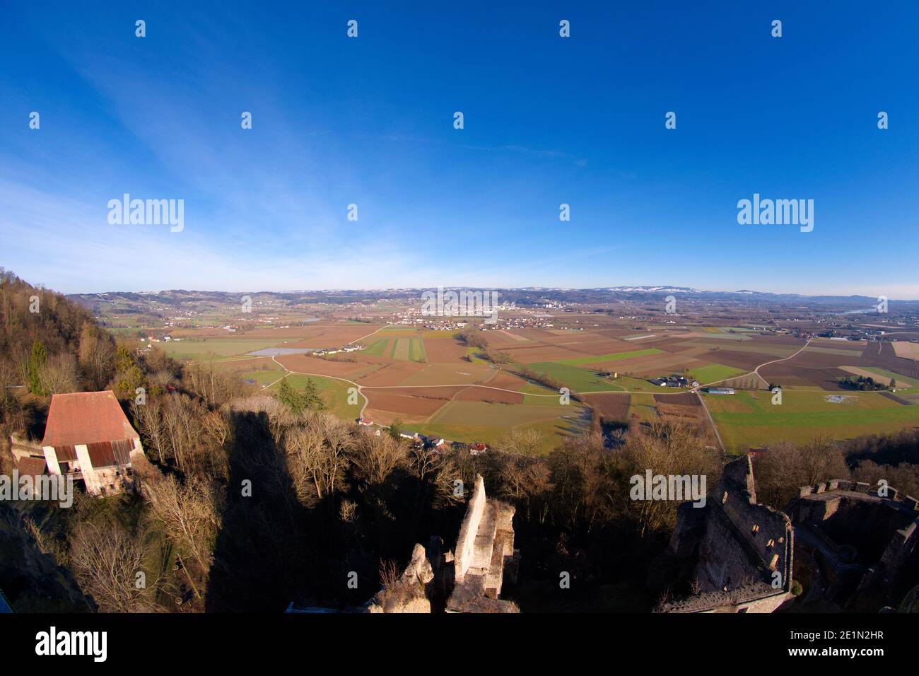 Vista dalle rovine del castello di Schaunberg nel quartiere Hartkirchen Dell'Austria superiore Foto Stock