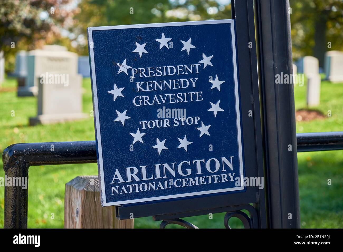 Un cartello metallico per la fermata dell'autobus per la gravesite del Presidente Kennedy. Al Cimitero Nazionale di Arlington vicino a Washington DC. Foto Stock