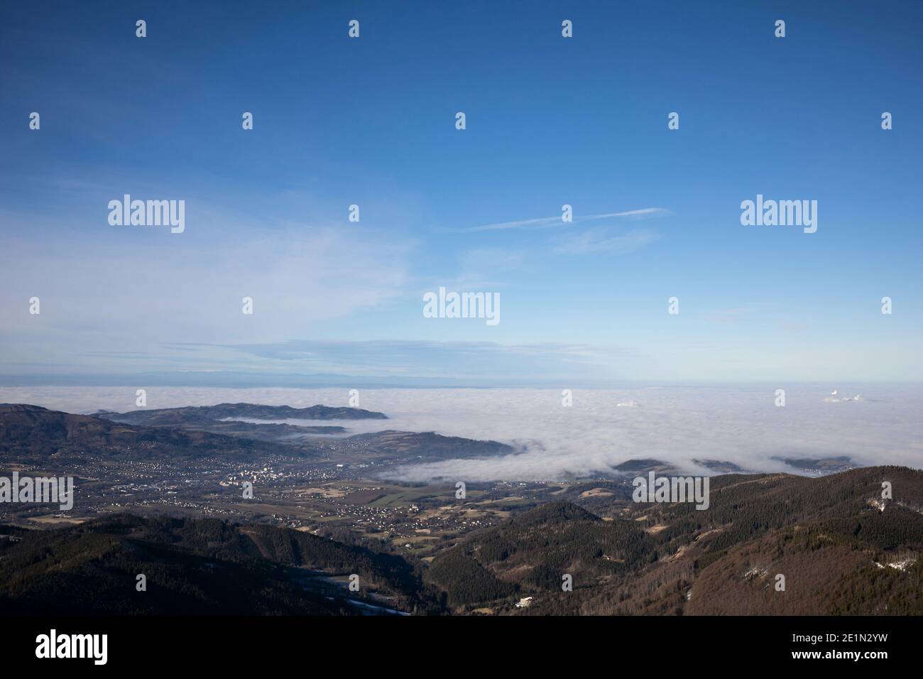 Inversione - paesaggio con colline e nebbia e meteo nebbia nelle pianure. Beskid montagne, Repubblica Ceca, Cezchia. Foto Stock