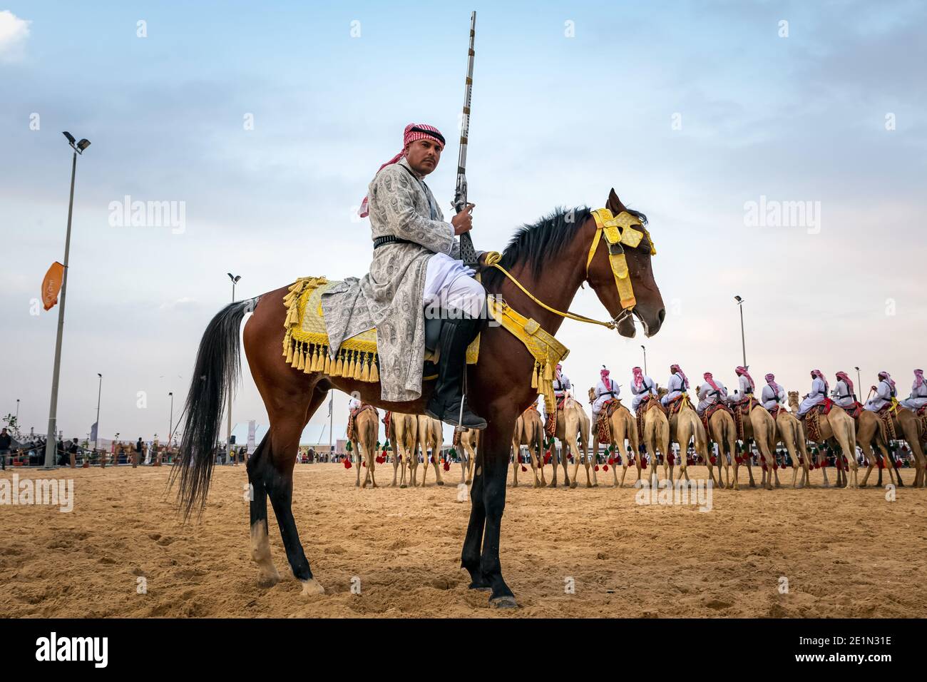 Saudi Arab Horse Rider in un tradizionale safari nel deserto in abqaiq Arabia Saudita. 10 gennaio 2020. Messa a fuoco selettiva sullo sfondo del soggetto sfocato Foto Stock