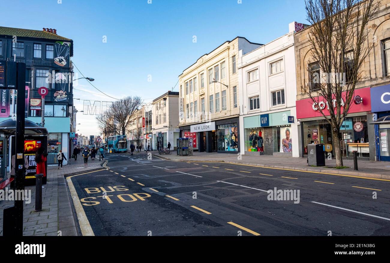 Brighton UK 8 gennaio 2021 - Western Road a Brighton mentre le restrizioni di blocco continuano in Inghilterra: Credit Simon Dack / Alamy Live News Foto Stock