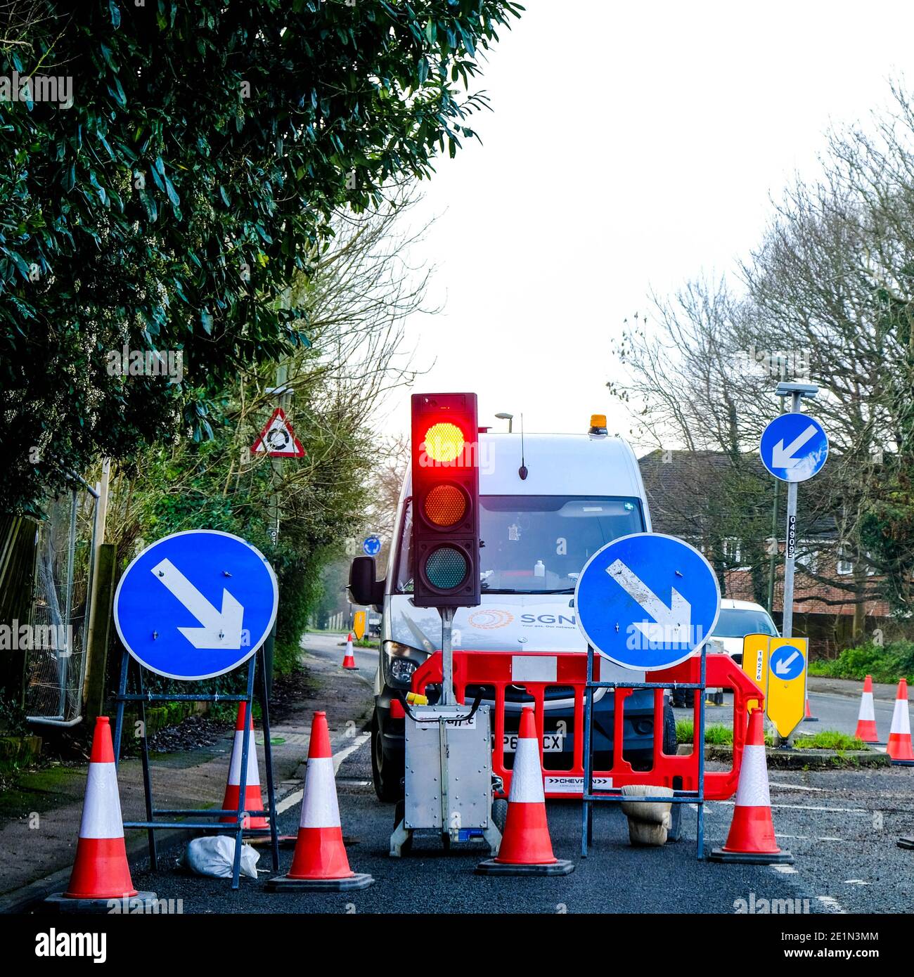 Londra UK, gennaio 08 2021, luci rosse che arrestano i veicoli a Road funziona con i cartelli di direzione e i coni di avvertimento in plastica e UNA barriera di sicurezza Foto Stock