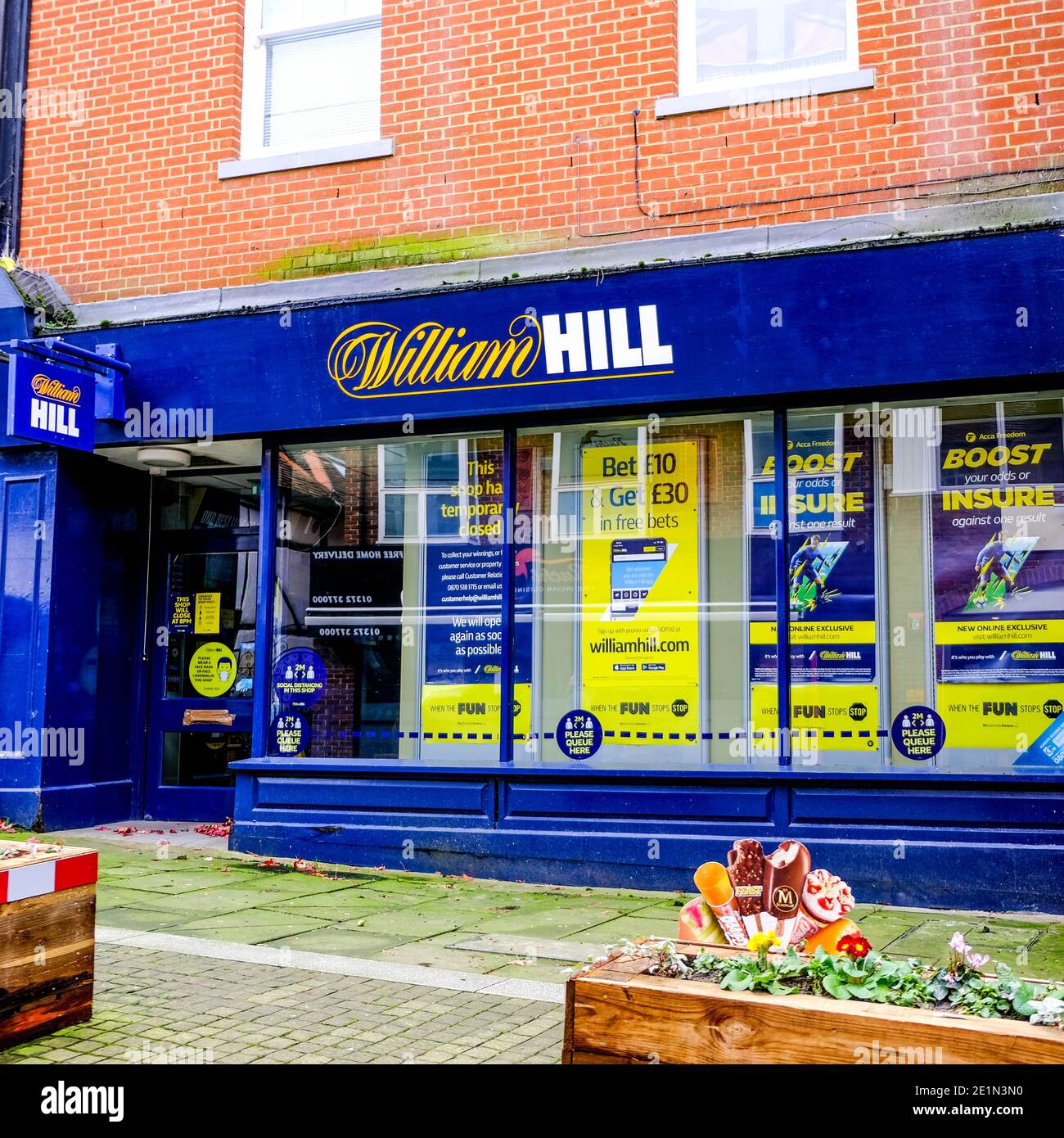 Londra UK, Gennaio 08 2021, William Hill Bookmakers Scommesse Shop Front Wing No People Close during Covid-10 Pandemic Lockdown Foto Stock
